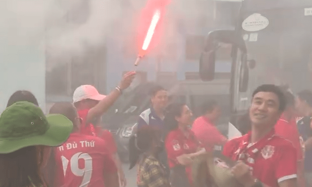 Sự cố tại V.League: Tiền đạo Hải Phòng nhập viện khẩn cấp vì dính pháo sáng của CĐV đội nhà
