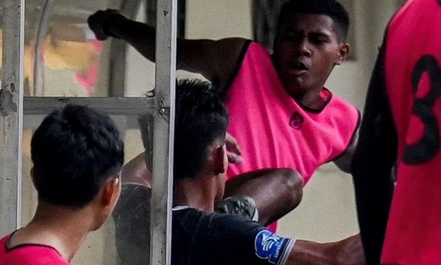 Cầu thủ Indonesia gây phẫn nộ, xông phi đạp thẳng người đối thủ 