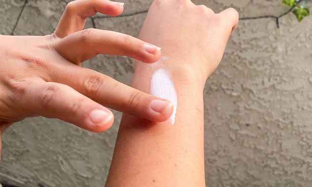 Lời khuyên từ Tiến sĩ da liễu đến tất cả người dùng kem chống nắng: Nhất định phải tìm 2 thứ trên thân chai để tránh ung thư