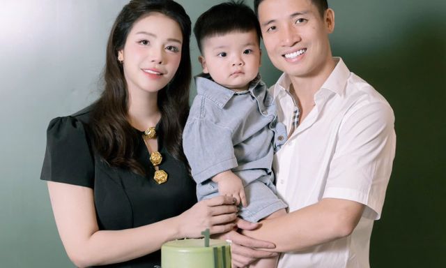 Bùi Tiến Dũng cùng cô chủ khách sạn tổ chức sinh nhật cho quý tử Nhật Vượng, nhan sắc mẹ bỉm 3 con gây sốt