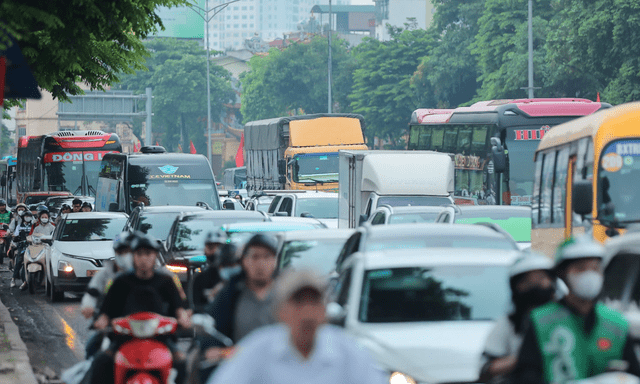 Trốn tắc đường từ sớm vẫn “kẹt”: Người dân vất vả rời Thủ đô trước kỳ nghỉ Giỗ Tổ Hùng Vương