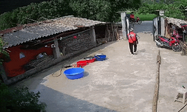 Shipper đến giao hàng bỗng dắt xe máy của khách đi: Đoạn camera an ninh 24 giây được tung lên mạng