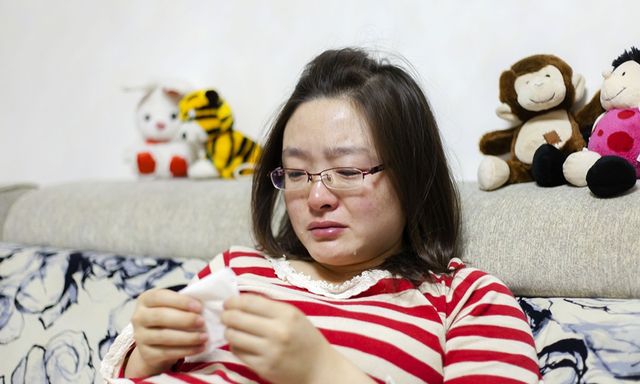 Con gái lớp 6 bị nhóm bạn thân cô lập, nói xấu suốt 2 tháng trời, mẹ lo lắng phải lên mạng xin lời khuyên