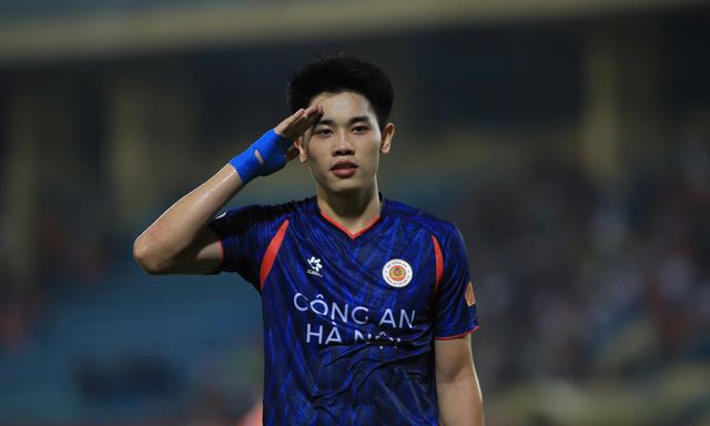 Đình Bắc ghi bàn như máy: 4 trận ghi 7 bàn đi vào lịch sử V.League, cạnh tranh 