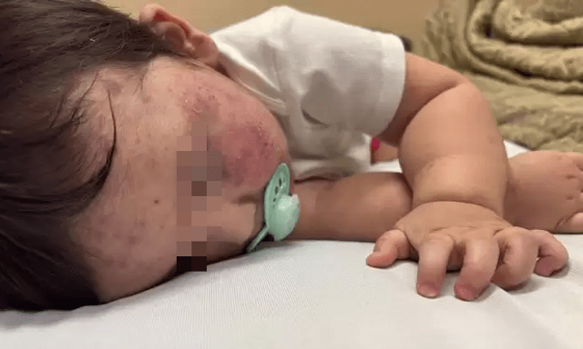 Bé trai 11 tháng tuổi tử vong sau 5 tiếng chờ bác sĩ, người mẹ đau khổ nói: 