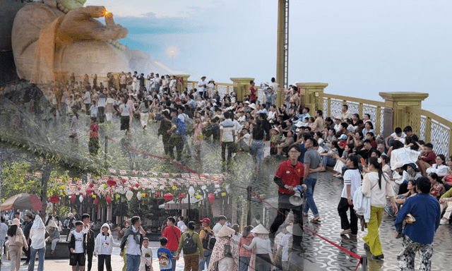 Sáng 1/5: Hàng nghìn người đội nắng lên đỉnh núi Bà Đen, càn quét khu chợ dùng lá cây đổi thức ăn hiếm có