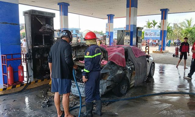NÓNG: Ô tô con bốc cháy dữ dội tại cây xăng, 2 người ngồi trong xe tử vong