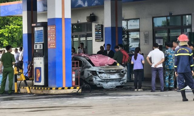 Hiện trường ô tô bốc cháy tại cây xăng khiến 2 thiếu niên tử vong