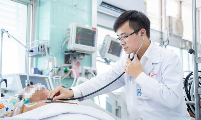Chân dung vị bác sĩ Chợ Rẫy trong khoảnh khắc 