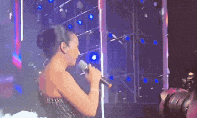 Việt Nam có mẹ 2 con đắt show chính luận bậc nhất, đi hát 20 năm không ngán bất kì sự cố nào