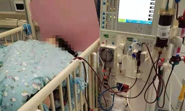 Bé gái 11 tuổi ngày nào cũng nôn mửa, người mẹ khóc nức nở: 