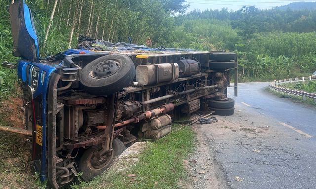 Lật xe tại đèo Violak, 2 người tử vong