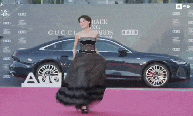 Trùm lố ở Baeksang 2026: 1 mỹ nhân nhảy nhót bá đạo trên thảm đỏ, cả dàn sao hạng A sáp lại cũng xin nhường spotlight