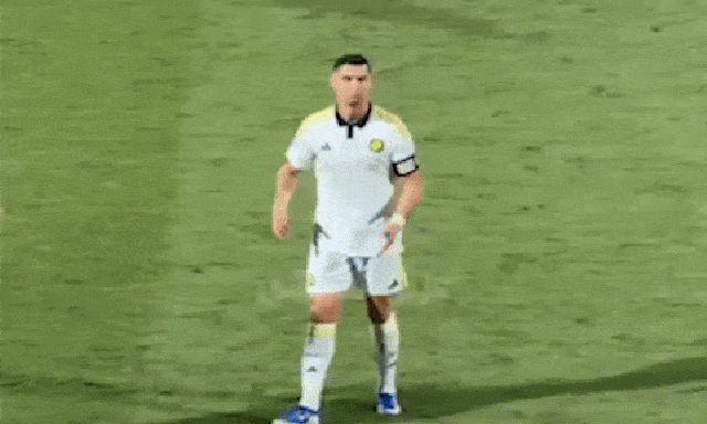 Nghe CĐV đối thủ đồng thanh hô “Messi, Messi”, Ronaldo làm động tác mỉa mai khiến anti-fan tức điên
