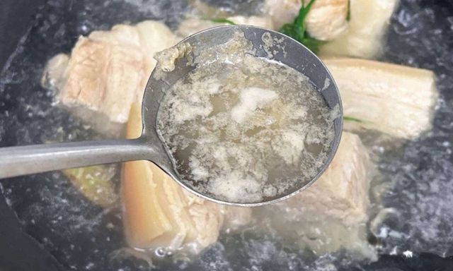 Khi luộc thịt, có nên vớt lớp bọt nổi lên không? Cuối cùng tôi đã biết câu trả lời, trước giờ toàn làm sai!