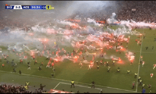 Derby Praha hóa “chiến trường”: Hàng trăm CĐV tràn xuống sân tấn công thủ môn, pháo sáng bay khắp nơi