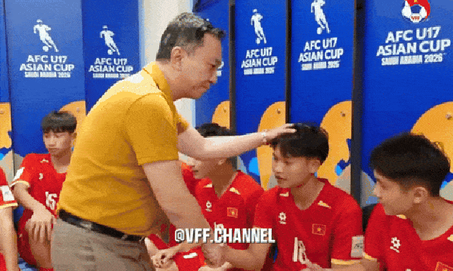 Chủ tịch VFF xoa đầu động viên cầu thủ U17 Việt Nam đang bật khóc sau trận thua Hàn Quốc: 