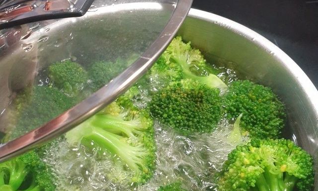 5 sai lầm khi chế biến rau củ làm thất thoát tới 80% vitamin C nhưng hiếm ai chưa từng làm trong đời!