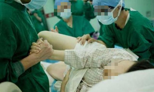 Cô gái 20 tuổi bất ngờ sinh bé gái 2,7kg sau một lần đau bụng: 