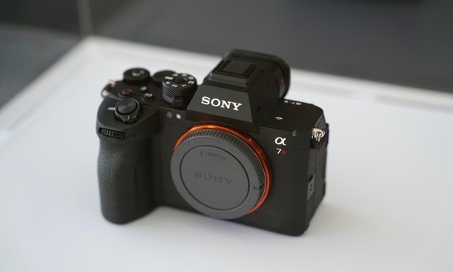 Máy ảnh cảm biến xếp chồng giá 114 triệu đồng của Sony có gì?