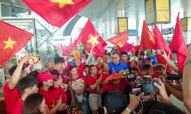 Tự hào U17 Việt Nam về nước với suất dự U17 World Cup 2026, đông đảo người hâm mộ tới đón, cờ đỏ sao vàng kín lối