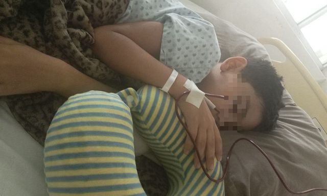 Bé trai 12 tuổi thủng ruột vì loại nước mà nhiều người lớn còn 