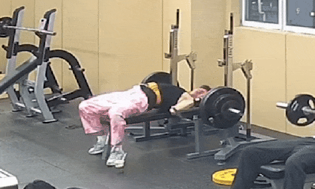 Khoảnh khắc thót tim: Nam thanh niên suýt bị thanh tạ 145kg đè bẹp khi tập gym