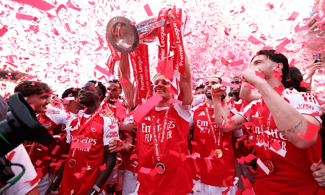 Khoảnh khắc triệu fan Arsenal vỡ oà: Chính thức nâng cúp, khép lại mùa giải vô địch bằng màn nhuộm đỏ sân khách cực cảm xúc