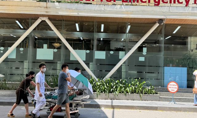 Nắng nóng vượt ngưỡng 40 độ C, bệnh viện Bạch Mai tiếp nhận nhiều ca say nắng, suy thận cấp