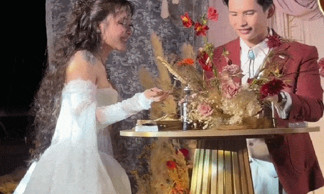 Cô dâu, chú rể thay nghi thức cắt bánh kem bằng ăn cơm tấm sườn nướng ngay trên sân khấu cưới: Bất ngờ danh tính 2 nhân vật chính
