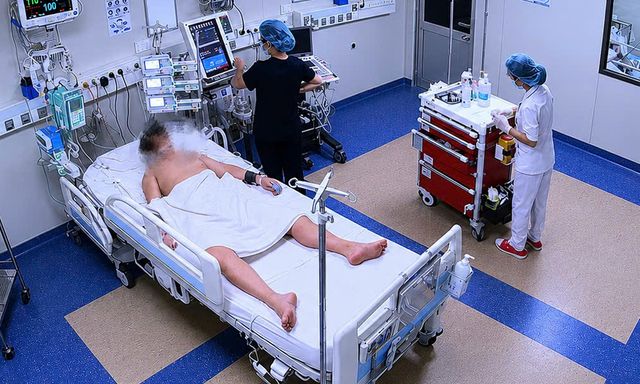Bé trai 13 tuổi phải thở máy 3 ngày do nhiễm não mô cầu nặng: Bố mẹ hối hận vì không làm 1 việc