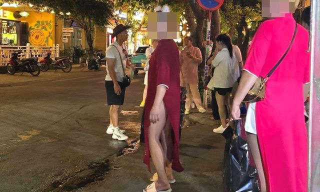 Xác minh vụ du khách nước ngoài mặc áo dài phối bikini gây bức xúc ở Hội An