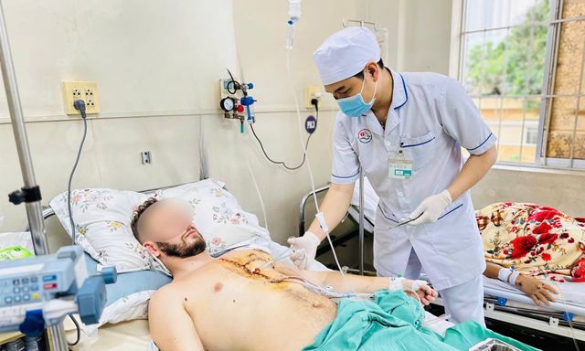 Nghẹt thở: BS Việt vừa vá tim vừa huy động truyền máu cho khách Tây bị đâm thấu ngực, có nhóm máu siêu hiếm chiếm 0,01% dân số
