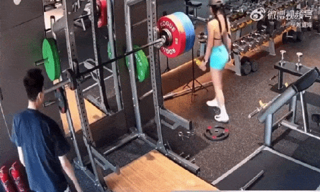 Clip đang viral: Thanh niên tháo tạ làm rơi thẳng vào chân 1 bạn nữ trong phòng gym, tình trạng hiện tại của nạn nhân