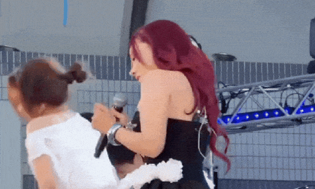 Mỹ nhân Việt là trường hợp lạ lùng của showbiz: Cứ hát là ra hit, khán giả thuộc lòng từng câu nhưng không ai nhớ mặt