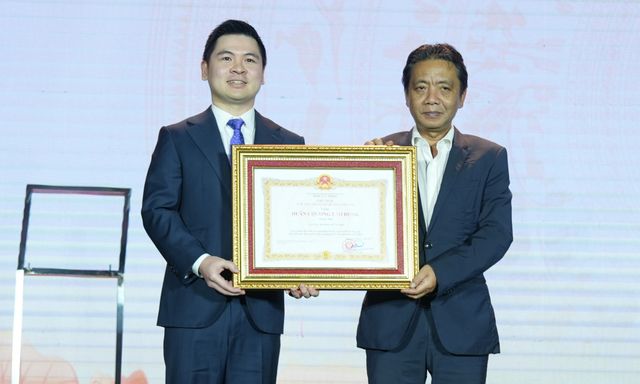 CLB Hà Nội kỷ niệm 20 năm thành lập, nhận Huân chương Lao động hạng Nhì