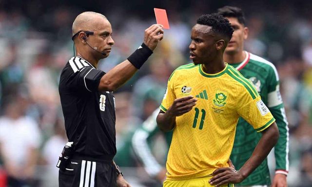 Mổ xẻ 3 tấm thẻ đỏ trận Mexico vs Nam Phi: Trọng tài có đúng?