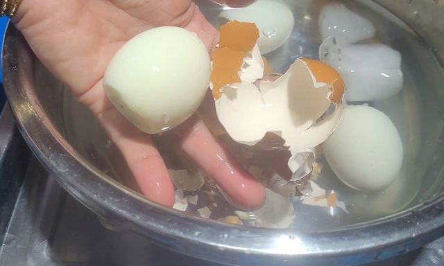 Luộc trứng nên đợi nước sôi hay thả ngay từ nước lạnh? Đơn giản thế mà nhiều người vẫn sai