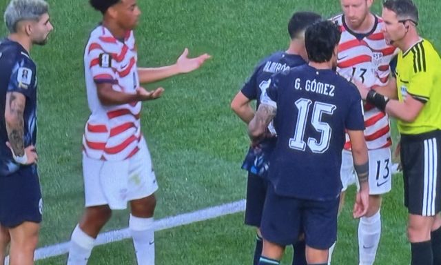 Sự cố tại World Cup: Trọng tài rút thẻ phạt nhầm người, VAR 