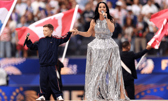 Danh tính cậu bé đứng với Katy Perry, khiến 70.000 người ồ lên tại World Cup 2026