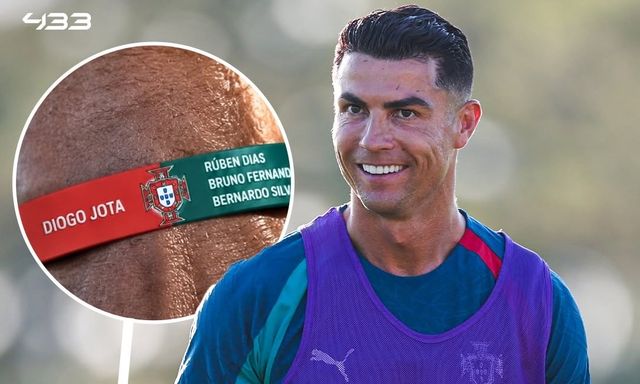 Xúc động: Ronaldo đeo vòng tay tưởng nhớ Diogo Jota tại World Cup 