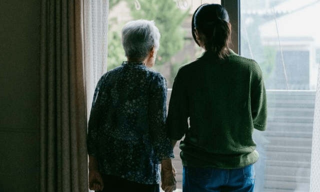 Điều chua xót nhất của những người con báo hiếu: “Không ai muốn mua nhà để nhốt bố mẹ mình cả”