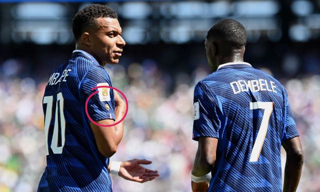 Tại sao Mbappe mặc áo một mình một kiểu ở World Cup?