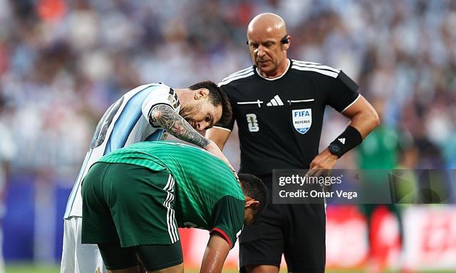Messi gây sốt với cái cúi đầu xin lỗi đối thủ sau pha va chạm trên sân World Cup 2026