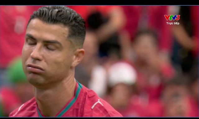 Ronaldo cay đắng rời sân trong tiếng hô vang 