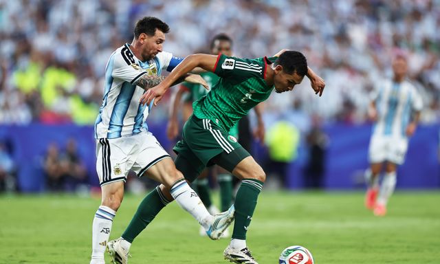 Algeria kiện lên FIFA vì Messi 