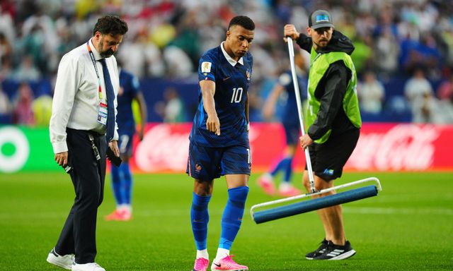 Hài hước cảnh Mbappe chỉ đạo nhân viên World Cup dọn nước mặt cỏ: Việc gì cũng đến tay 