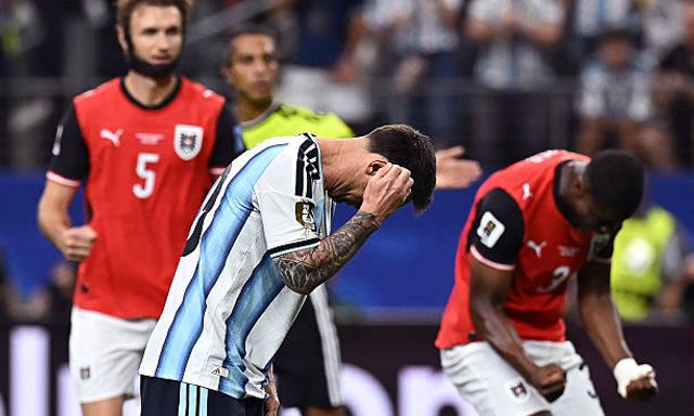 Quá căng thẳng: Messi đá hỏng penalty, vẫn chưa thể lập kỷ lục chân sút vĩ đại nhất lịch sử World Cup!