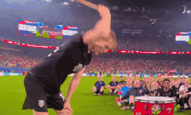 Cầu thủ Na Uy làm thủ lĩnh Viking ăn mừng chiến thắng 3-2 Senegal, khán đài bùng nổ vì văn hoá cổ vũ 