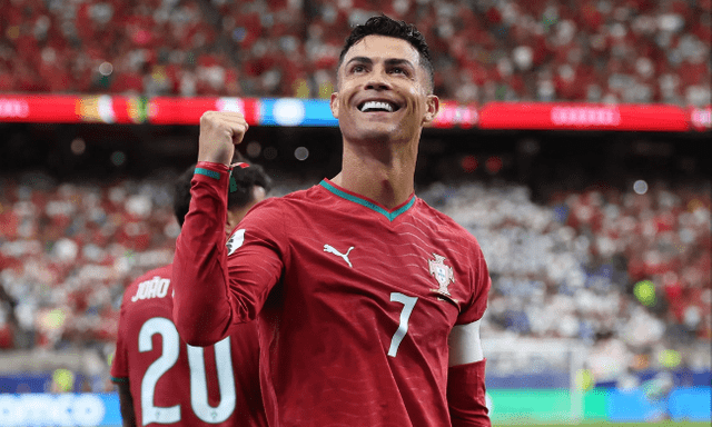 Ronaldo dập tắt mọi chỉ trích, lập kỳ tích chưa từng có ở World Cup, 4 năm nữa Messi may ra mới đuổi kịp